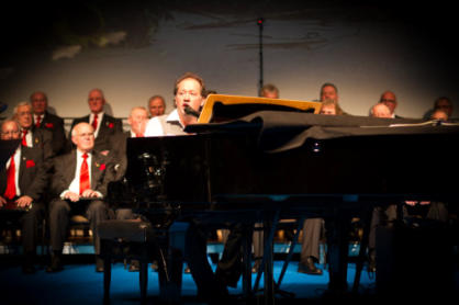 Manfred Dllberg am Flgel singt und spielt Udo Jrgens